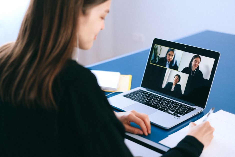 Dell lança webcams 4K e 2K com IA para videoconferências